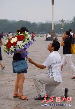 组图:男子在天安门广场当众下跪向女朋友求婚