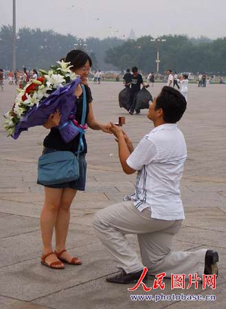 组图男子在天安门广场当众下跪向女朋友求婚