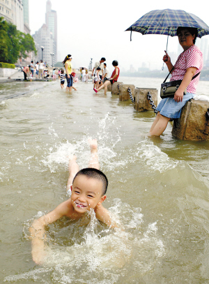 天文大潮来临 广州大人小孩戏水珠江边(组图)