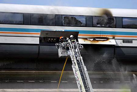 组图:上海磁悬浮列车行进中起火 原因在调查中