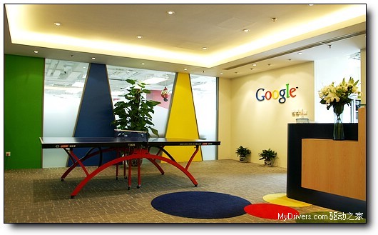 目前google中国还未迁入新楼,所以空间有些狭窄,乒乓球台被搬到了前台