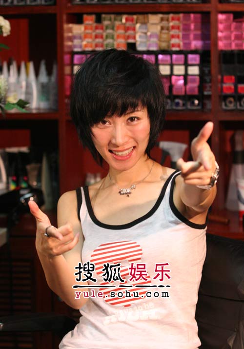 李霞新造型曝光 改走"中性风"秘密练舞(图)