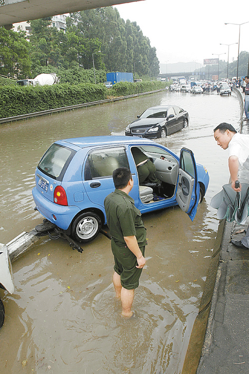 鹏城突降大雨多路段积水挡土墙倒塌伤2人(图)