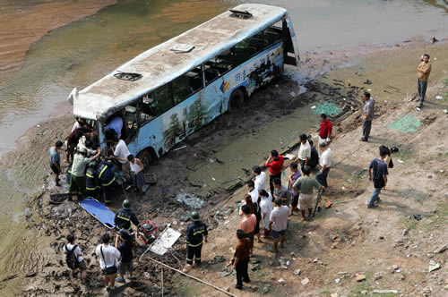 公交車衝下橋司機被困