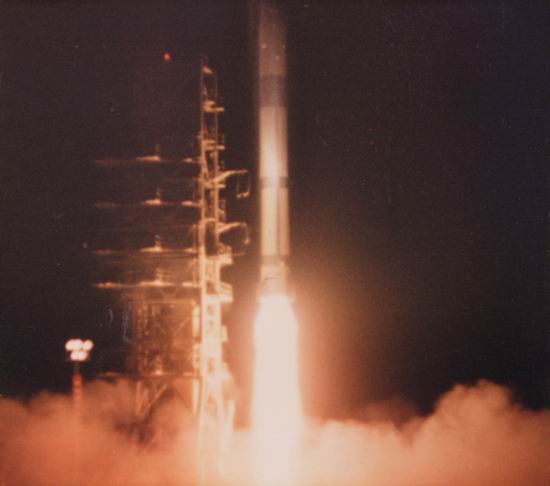 运载我国第一颗人造地球卫星的长征一号运载火箭成功发射