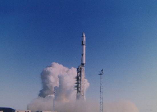 1975年11月25日,长征二号运载火箭成功发射了我国第一颗返回式卫星