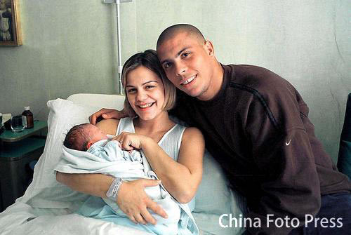 图文:罗纳尔多与米兰妮以及儿子在一起