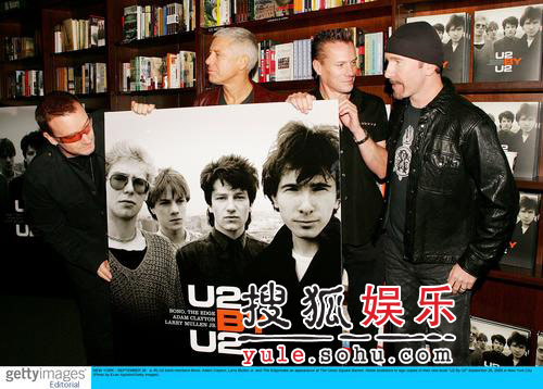U2乐队纽约举行新专辑《U2 By U2》签售会(图)