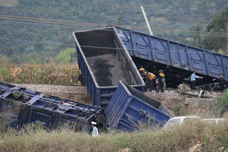 昆明發生火車和貨車相撞事故 5節車廂脫軌(圖)