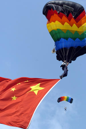10月7日,中国选手在闭幕式上进行跳伞表演