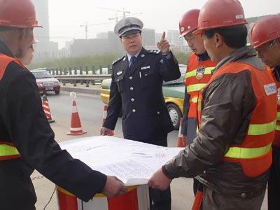 公安交通管理局朝阳交通支队交通科民警闫建义