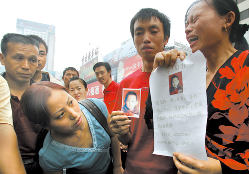 日下午放學後失蹤,其父報警後走遍市內各汽車站,火車站張貼