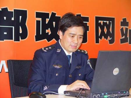 中國警方就換髮第二代身份證與網友交流(圖)