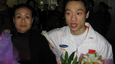 图文：体操队载誉抵京 杨威机场拥抱母亲