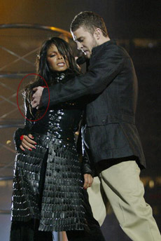 演唱会上,美国流行巨星贾斯汀·廷布莱克竟然撕下珍妮·杰克逊(杰克逊