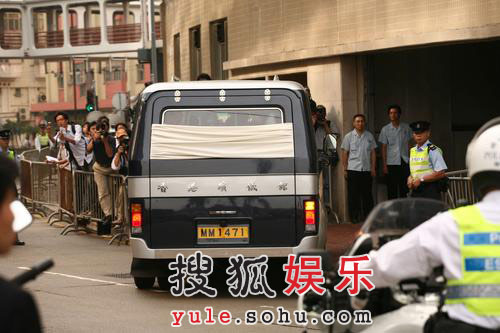 霍英東靈車抵達香港殯儀館 警車夾道護送(圖)