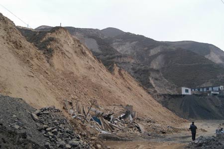 甘肃矿难致140万立方山体塌陷 16被埋矿工生还