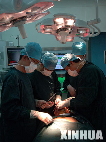 11月1日,在西安市西京医院手术室,李国兴在接受第二次手术