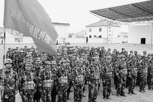 图为角斜"红旗民兵团"的官兵整装待发.陆卫东摄