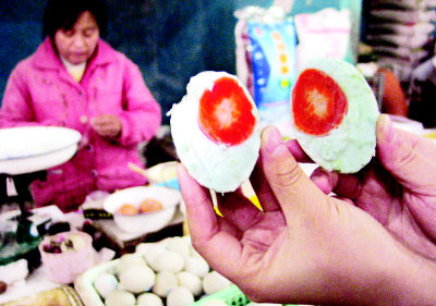 昨日,北京一家农贸市场出售的苏丹红鸭蛋