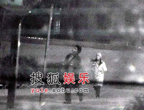 张雨绮抄袭星爷“口罩装” 双眼皮变内双(图)