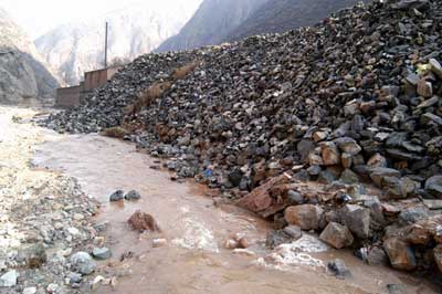 甘肃雷坛河遭煤矸石侵袭 两万人饮用水源受威胁