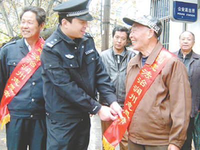 图为金山派出所民警在为志愿者佩戴绶带