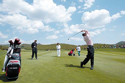 在昆明阳光高尔夫球会举行的 2004玉溪杯高尔夫邀请赛上,中国第一