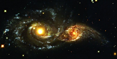 两个螺旋形星系相互碰撞