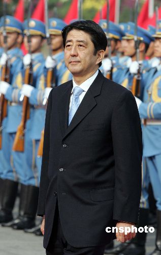 上任仅两个月 日本首相安倍晋三支持率大幅下跌图