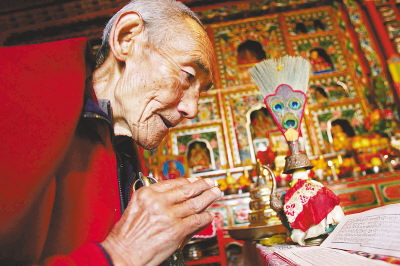 大多数藏民信奉藏传佛教,请来寺庙里的喇嘛在自家经堂里念经祈愿