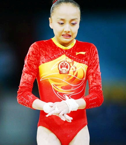图文:体操女子团体中国夺冠 庞盼盼高低杠失误