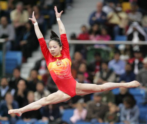 图文:女子个人体操全能决赛 何宁进行表演