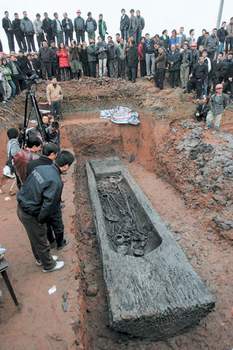 岳飞墓的开棺尸骨图图片