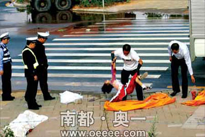广州大学城车祸致两名小学生飞出车外死亡(图)