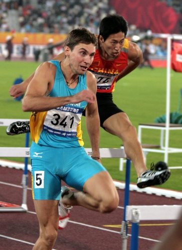 图文:男子400米栏决赛中国孟岩摘银 奋力追赶