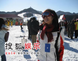 赵琳挑战极限运动 现身梦舟明星滑雪队(组图)