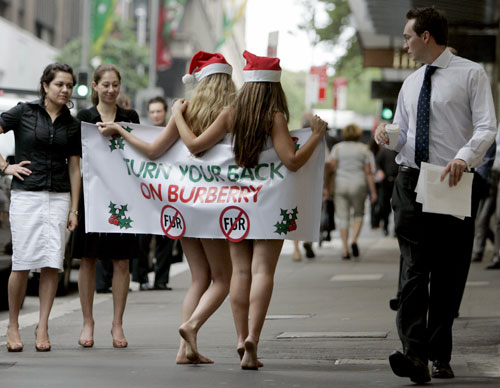 澳大利亚圣诞美女裸体走秀 抗议皮草服装(组图)