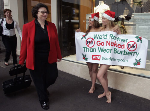 澳大利亚圣诞美女裸体走秀 抗议皮草服装(组图)