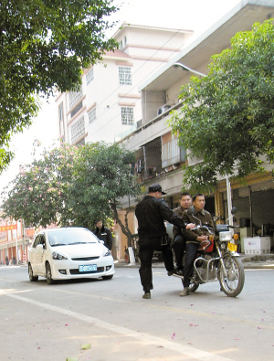 "前日晚上8时许,三水乐平镇南边发生一起凶杀案:两名平时有积怨的男子