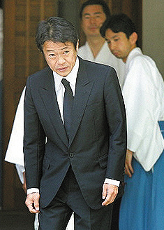 2005年8月14日,时任日本经济产业大臣的中川昭一参拜了靖国神社