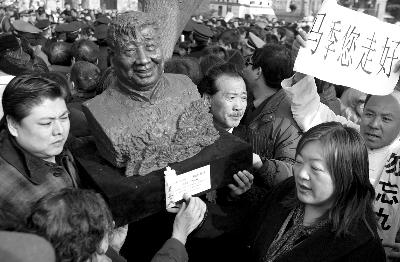 追悼会直到下午1时左右才宣告结束,马季先生的弟子姜昆(姜昆新闻,姜昆