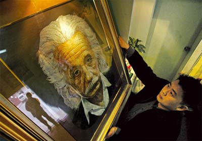 艺术家2000只蝴蝶贴成爱因斯坦像 标价28万(图)