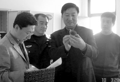 延安市公安局副局长石毅(右二)与公安宝塔分局政委张剑(左一)一起查看