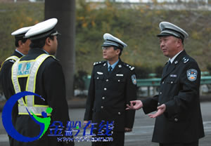 省交警总队总队长施长征(右一)在检查高速路路况