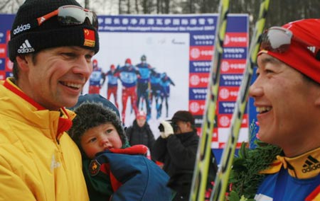 图文：中国滑雪进步喜人 教练贝肯庆祝贺李阁亮