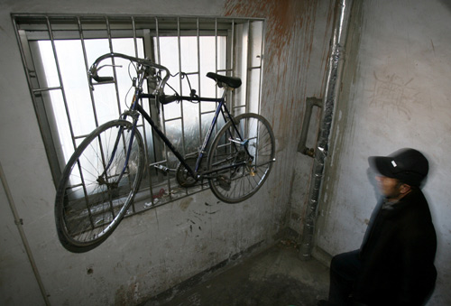 自行车挂在窗户上防盗