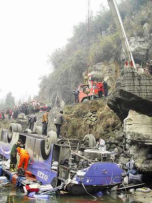 省宜宾市开往浙江温州的河北双层卧铺客车冀a22599,行驶在永顺县境内