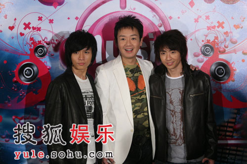 图：无限音乐盛典颁奖礼-李伟菘和两位爱徒