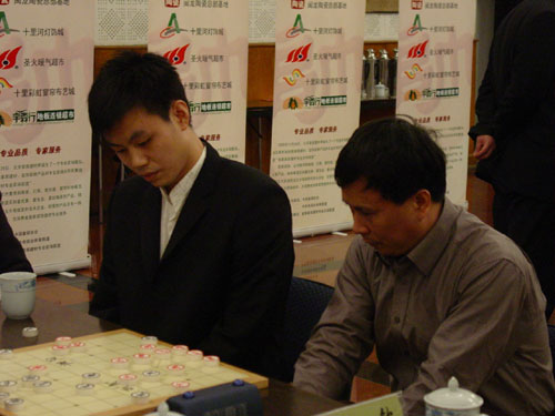 图文:象棋男子双人表演赛 许银川与吕钦比赛中